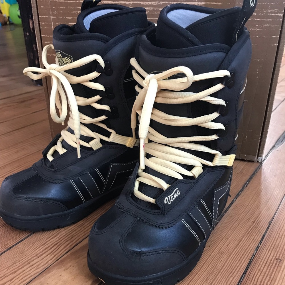 Women’s Size 6 Vans Snowboard Boots